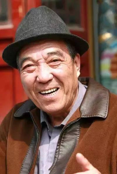 在监狱里三进三出,这在相声界中他是独一个,第一次进监狱,是和有夫之
