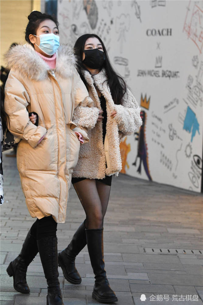 冬天的姑娘依旧穿着黑色丝袜衬托出曼妙身材