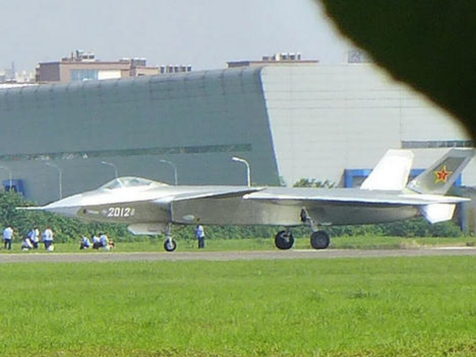 画面显示一架歼-20低空低速略过城区上空,最终降落在衢州机场