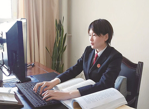 她是出了名的"拼命三娘"!这位年轻女法官是"全国法院办案标兵"