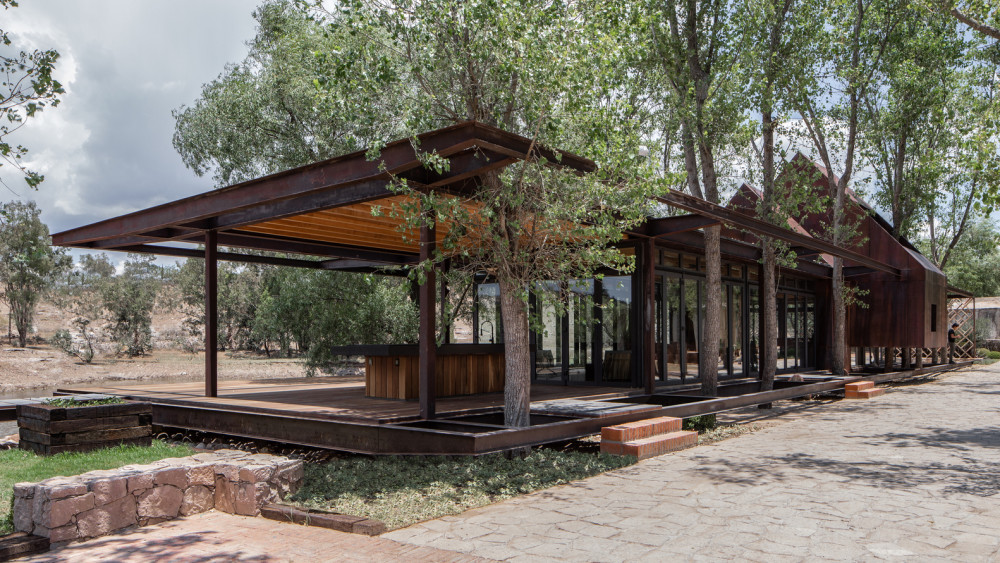 当建筑被投射为景观中的另一个元素,一个理想的休闲社交场所诞生