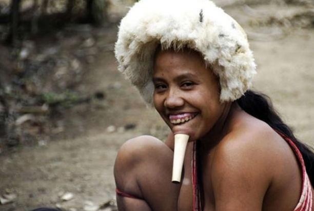 仅剩150人的原始部落,成年礼是将木棍插入下巴,木棍越长就越美