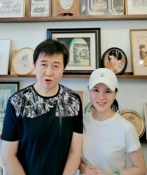 朱军老婆打扮时髦任静穿卫衣也年轻同框跳舞一个比一个漂亮