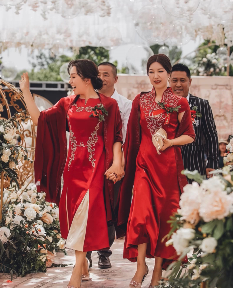 婆婆丈母娘婚礼上真高调，同穿红色旗袍美成焦点，比新娘都抢眼图1