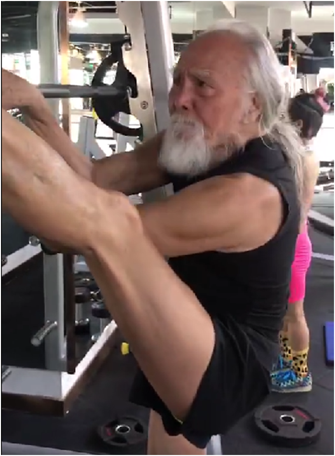 85岁王德顺健身,表情"凶狠"荷尔蒙旺盛,78岁妻子时尚52岁女儿冻龄