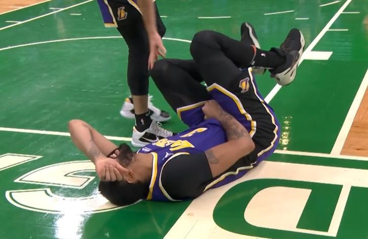 看着都疼浓眉被击中要害躺在地上痛苦翻滚裁判没有表示