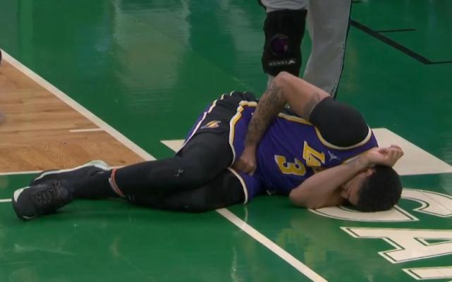 看着都疼浓眉被击中要害躺在地上痛苦翻滚裁判没有表示