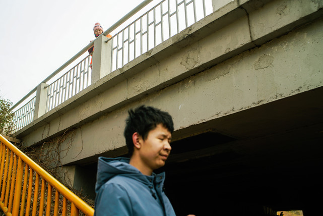 李天赐在进行独立出行训练.在营员们训练的过程中,总有路人在旁观看.