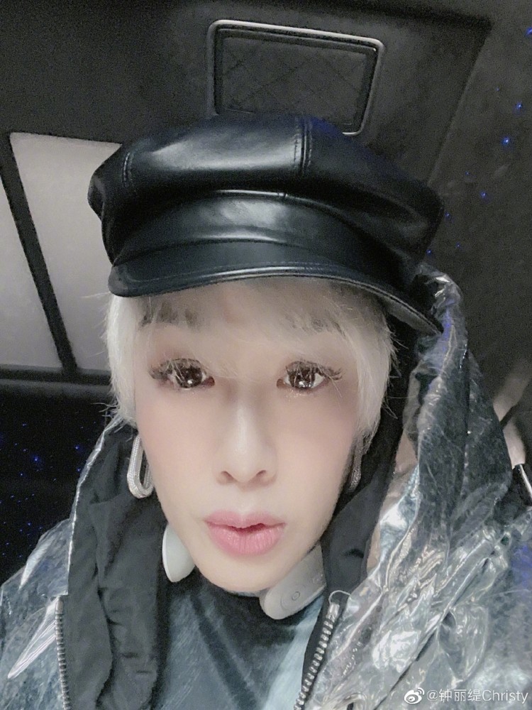 50岁钟丽缇尝试白色发型保养得宜酷炫十足