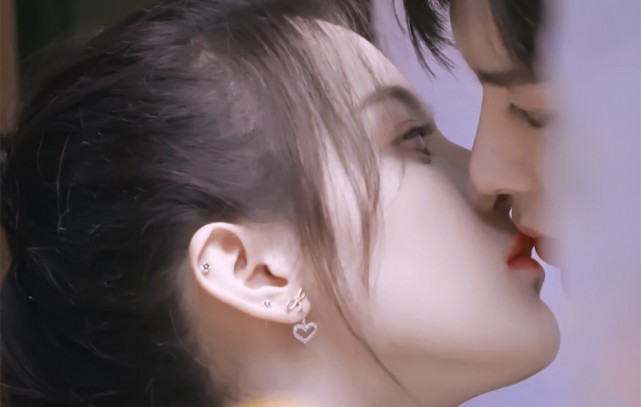 杨超越侯明昊床单热吻结束动作让粉丝慌张