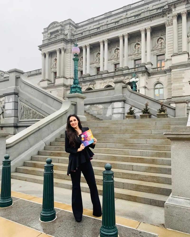 球场之外的霍福德同样成功!他的妻子名叫艾米丽-维嘉.