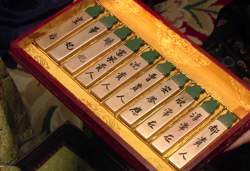 甄嬛传:皇上首次翻牌子,谁注意安陵容牌子的位置?