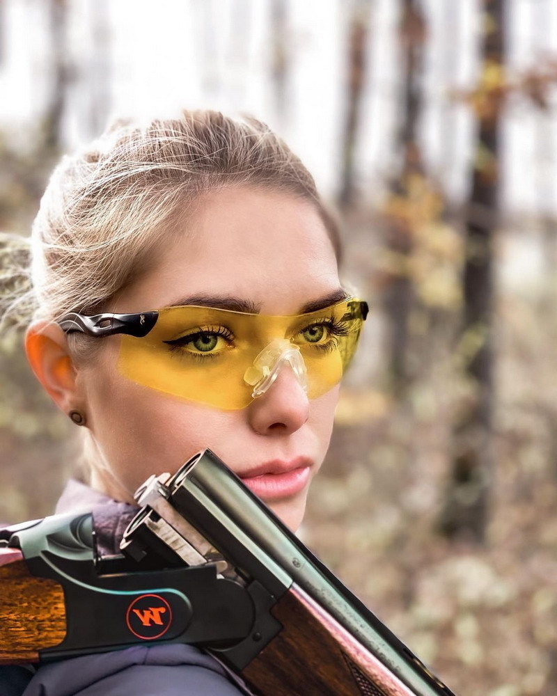 丹妮尔瓦尔基里奥地利美女展示自己拥有的各式枪械