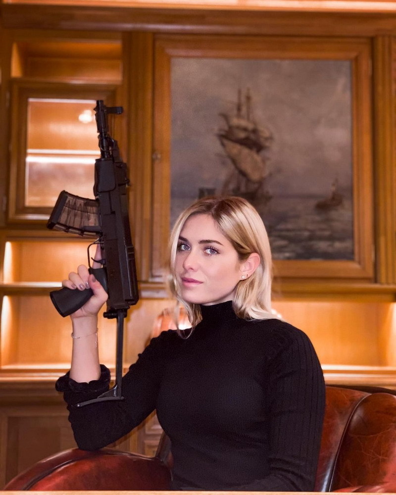 丹妮尔瓦尔基里奥地利美女展示自己拥有的各式枪械