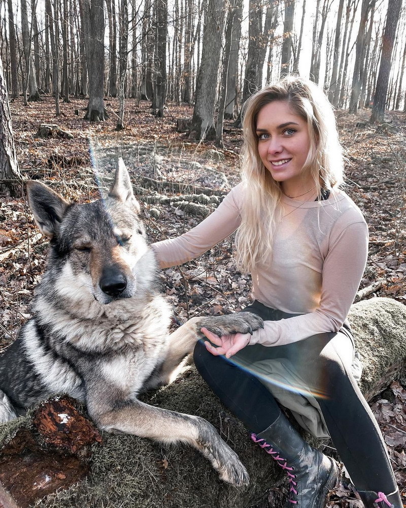 丹妮尔瓦尔基里奥地利美女展示自己拥有的各式枪械