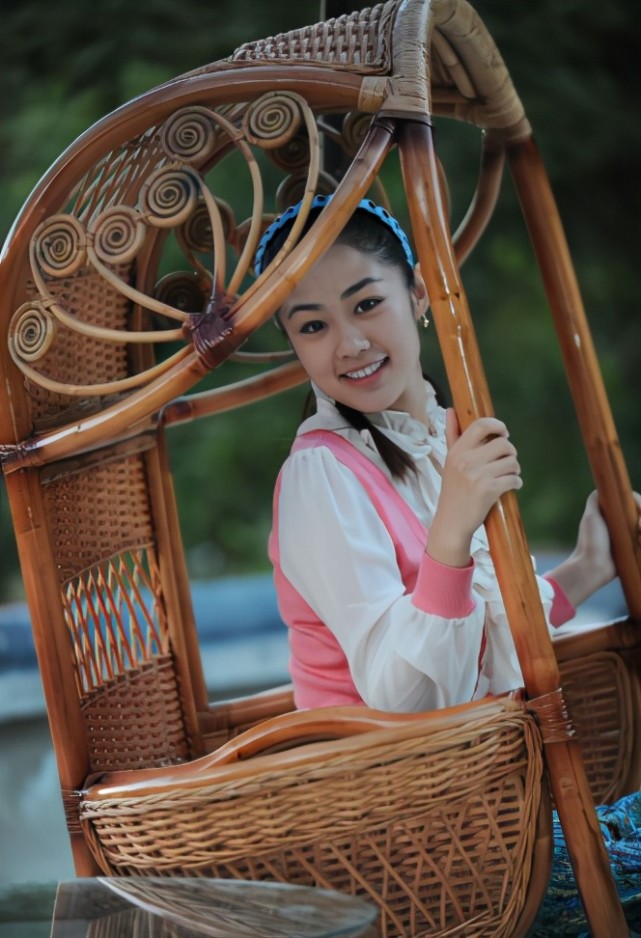 大长腿实力抢镜,嫁豪门6年生俩娃的毕畅,也难逃"七年之痒"?