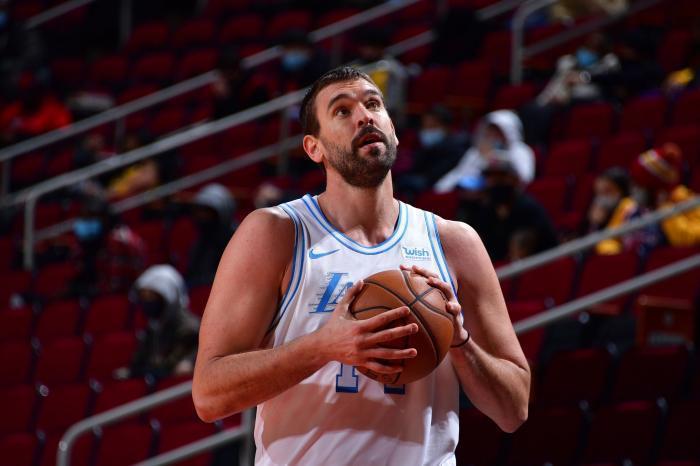 扎心一幕小塔克受伤詹姆斯关切询问1分1板首发上前充当辅导员