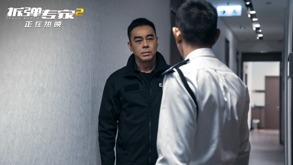 电影《拆弹专家2》票房破12亿,后劲十足!观众:不容错过的华语大片!
