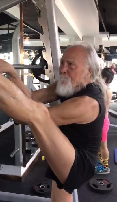 王德顺还不服老85岁疯狂撸铁一脸狠相就连53岁女儿都冻龄