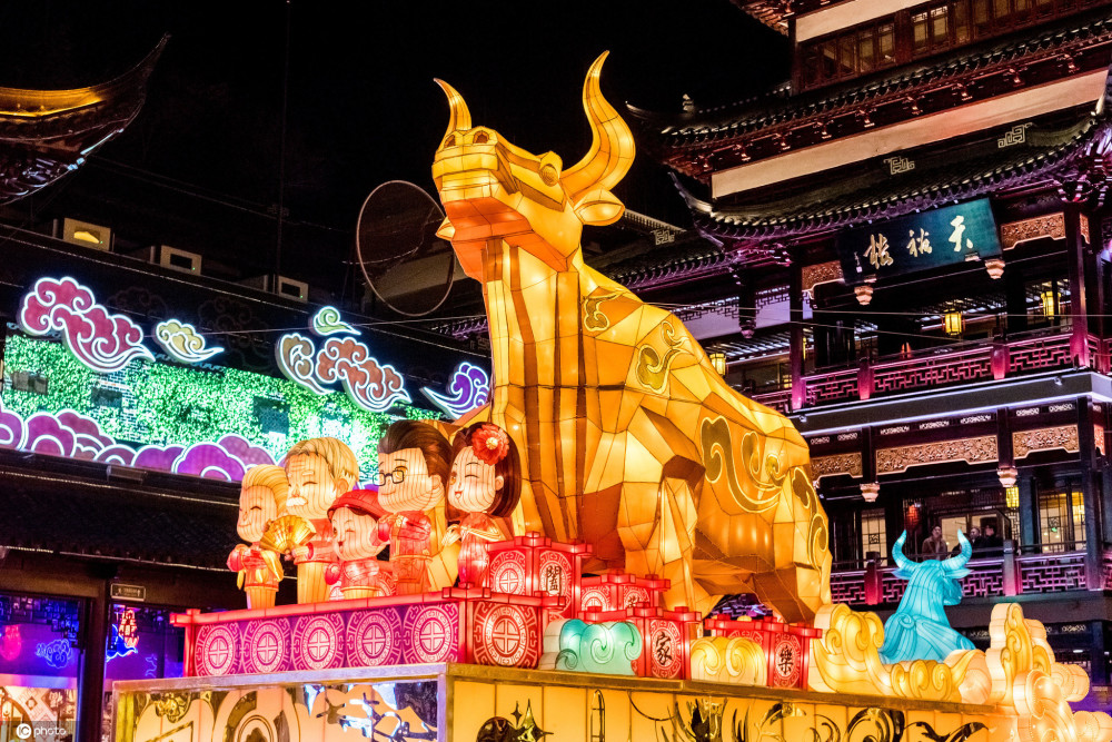 喜庆牛花灯迎接春节彩灯璀璨年味浓