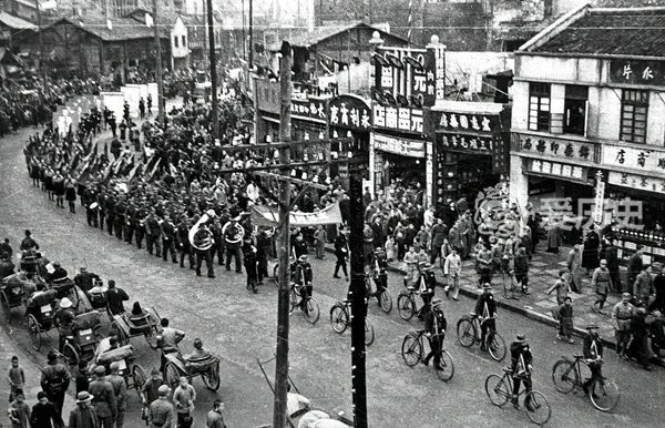 老照片:重庆为支持抗战踊跃捐款 24名少女抬着的旗帜堆满钞票