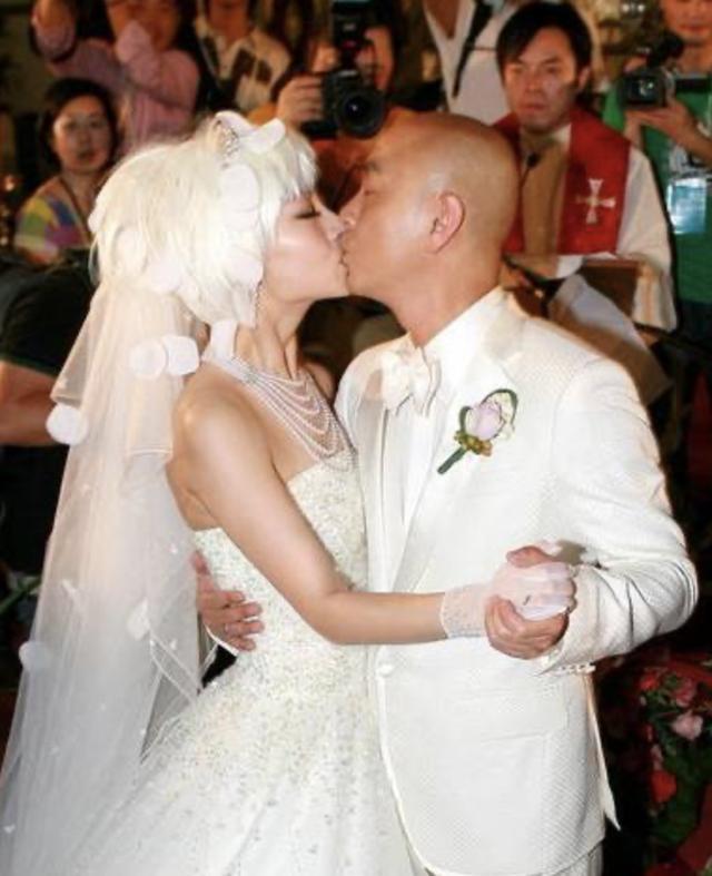 贤妻张茜:不嫌弃张卫健破产,穿二手婚纱结婚,遗憾无儿无女