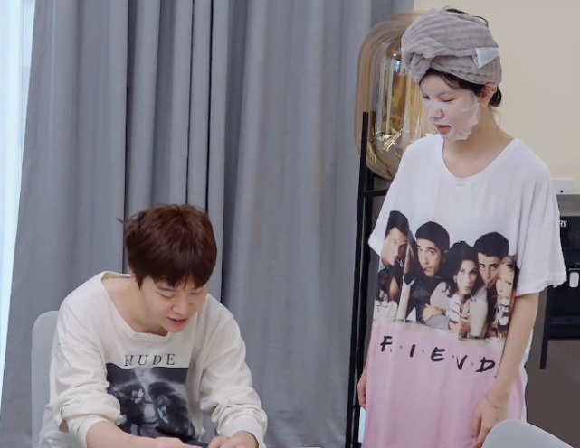 宋妍霏不停往范丞丞身上靠全然不顾镜头存在欧阳娜娜都看不下去