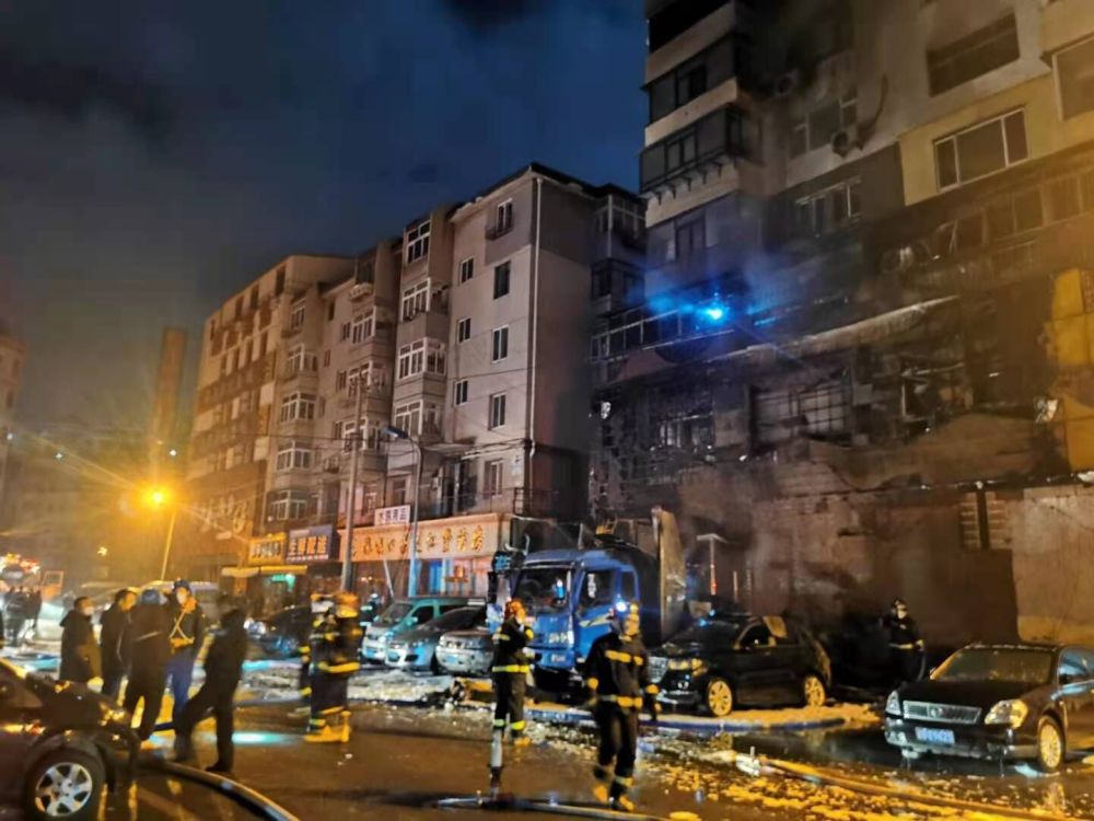 深夜大连旅顺一居民楼突发大火有居民跳楼逃生