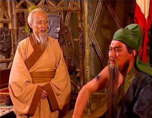 华佗去世11年,关羽才被毒箭射中,那真正给关羽刮骨疗毒的是谁?