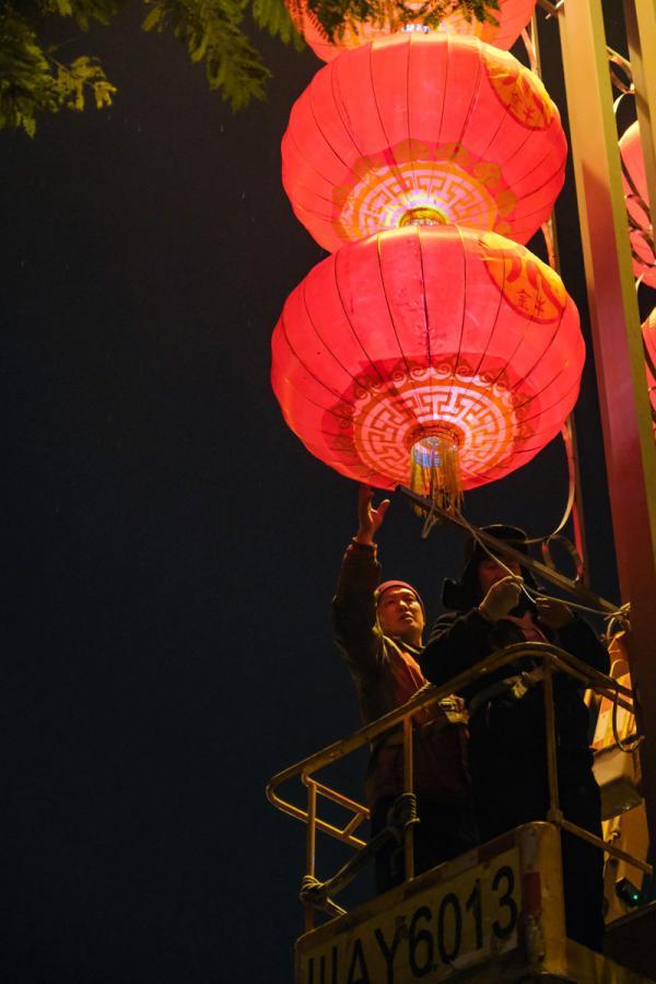 入夜成都市人民新南路红灯亮起(1月30日摄).来源:新华社