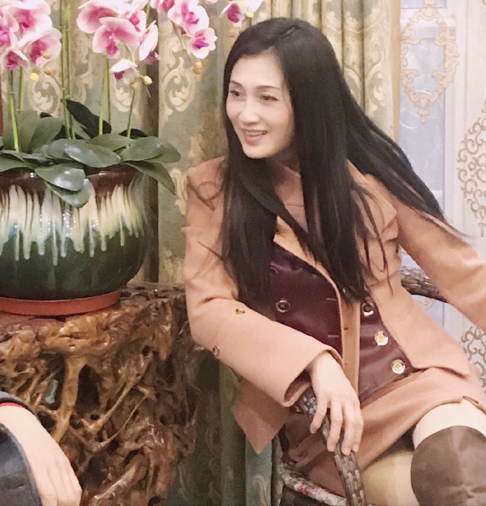 55岁林芳兵真冻龄,穿驼色大衣搭长靴风情洋气,几十年来丝毫未老