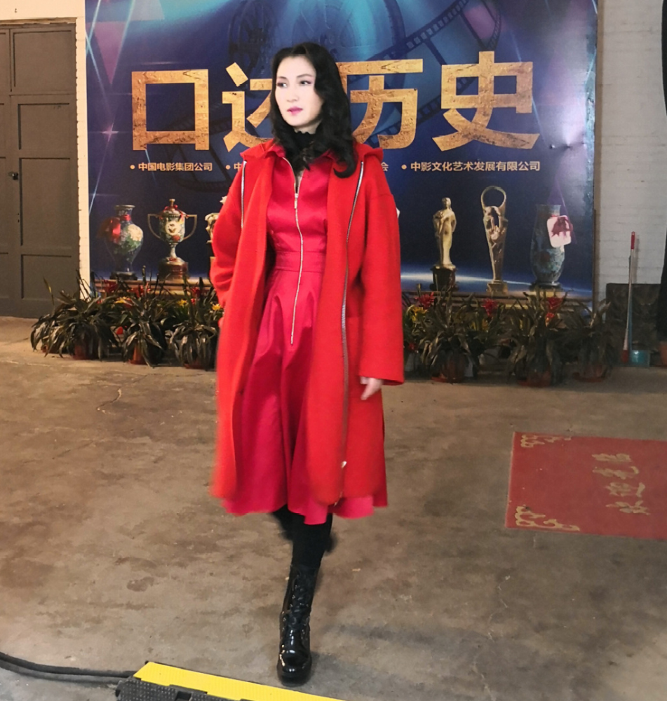 55岁林芳兵真冻龄,穿驼色大衣搭长靴风情洋气,几十年来丝毫未老