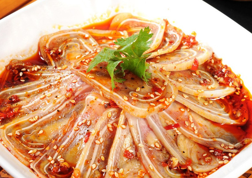 蒜泥,味精,酱油,白糖,陈醋,花椒油,香油,白芝麻,红油做法:1,将猪耳朵