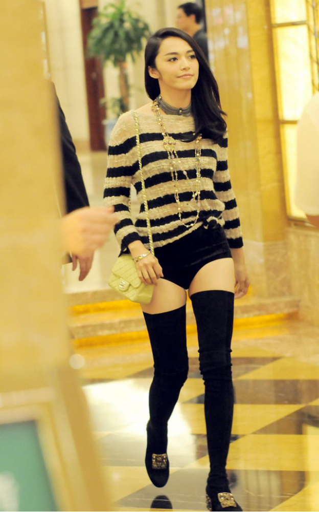 姚晨身材原来这么好,穿超短裤配长靴,双腿曲线又细又直真惹眼