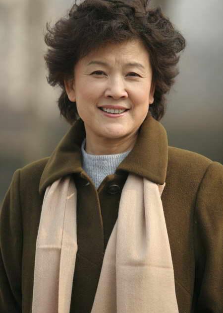 她在演艺圈42年零绯闻零差评却一生未孕,终在61岁做了母亲