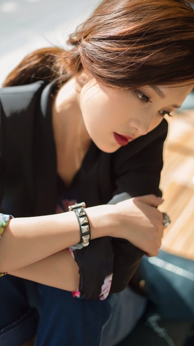 超甜明星李沁精致靓照,时髦感十足,高级范满满