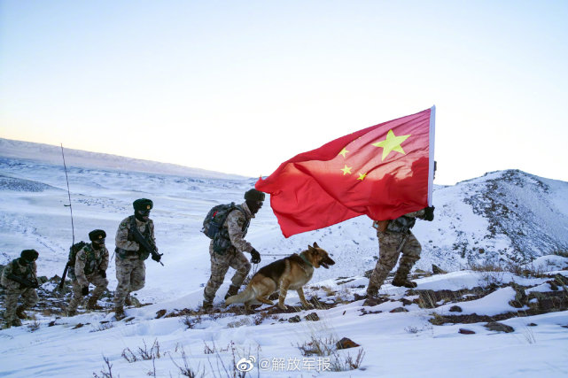 边防官兵踏雪巡逻有你们在心安