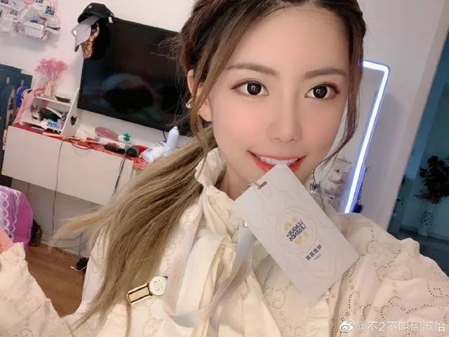 "不过,周姐应该是多虑了,pdd和女朋友沈灵敏在一起很多年了.