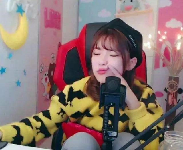 "不过,周姐应该是多虑了,pdd和女朋友沈灵敏在一起很多年了.