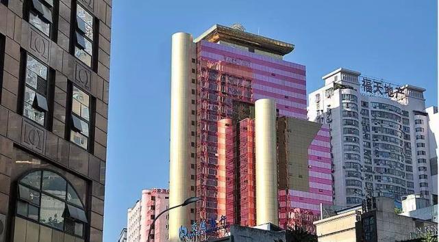 南岸区的南坪商圈见证了无数重庆人的青春与成长,粉色外墙的金台大厦