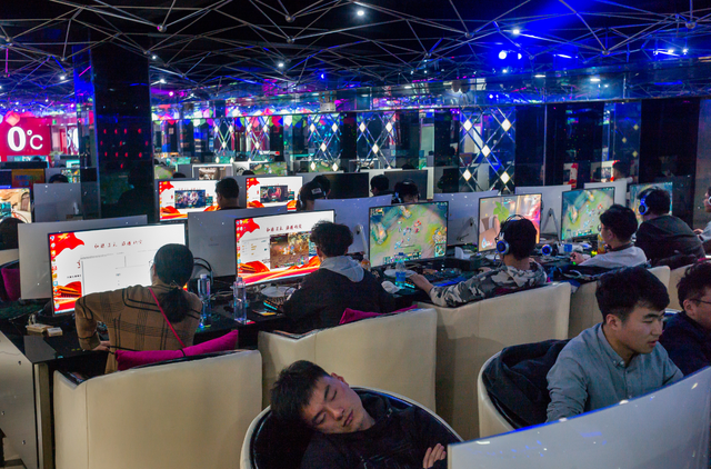 网吧老板为何不赶走"蹭睡"的人?并非好心,内行人说出"猫腻"