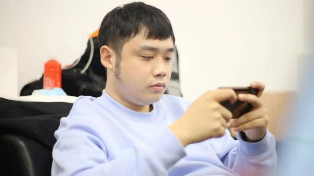 we老板爆料月光想加盟we月光急忙发文向菲菲解释遭菲菲调侃