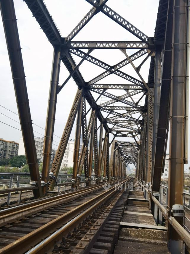 柳江铁桥作为柳江上第一座桥梁,如今已经70岁,它还是湘桂线上最长的