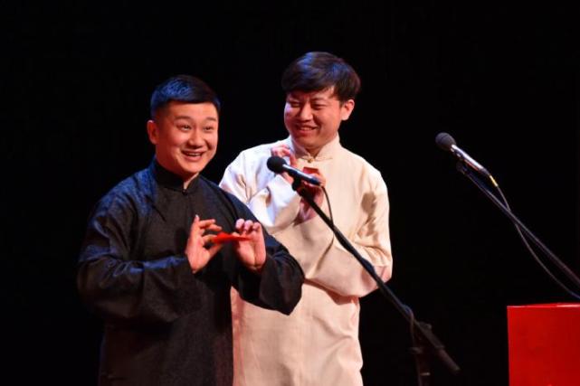 李寅飞所以,董建春,李丁为代表的"二线"相声演员距离央视春晚舞台还