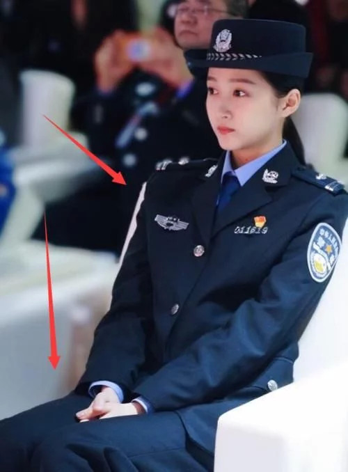 关晓彤穿军装参加发布会,路人镜头下"坐姿"成焦点:是对人民的尊重
