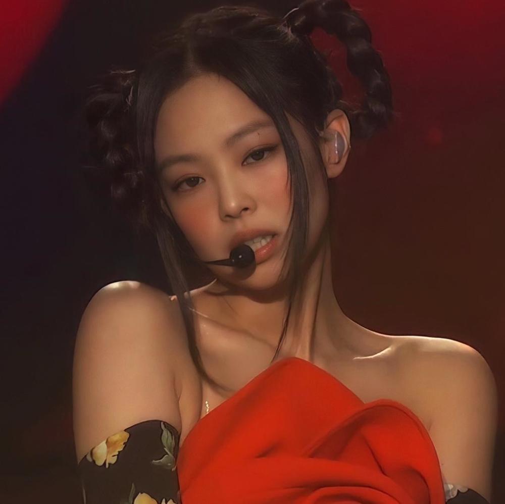 blackpink演唱会jennie红玫瑰惊艳,造型太壕,男伴舞光膀子_腾讯新闻