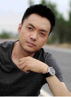 萧剑朱宏嘉为香妃扫墓20年如今50岁仍像20岁