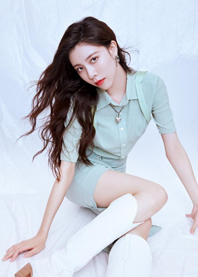 宋妍霏的时尚感不输超模包臀裙掀一半打个结配色看着也舒服