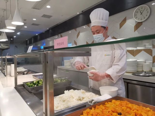 除了食堂对内保供应,位于塔城路上的某连锁早餐店,同样选择春节不打烊