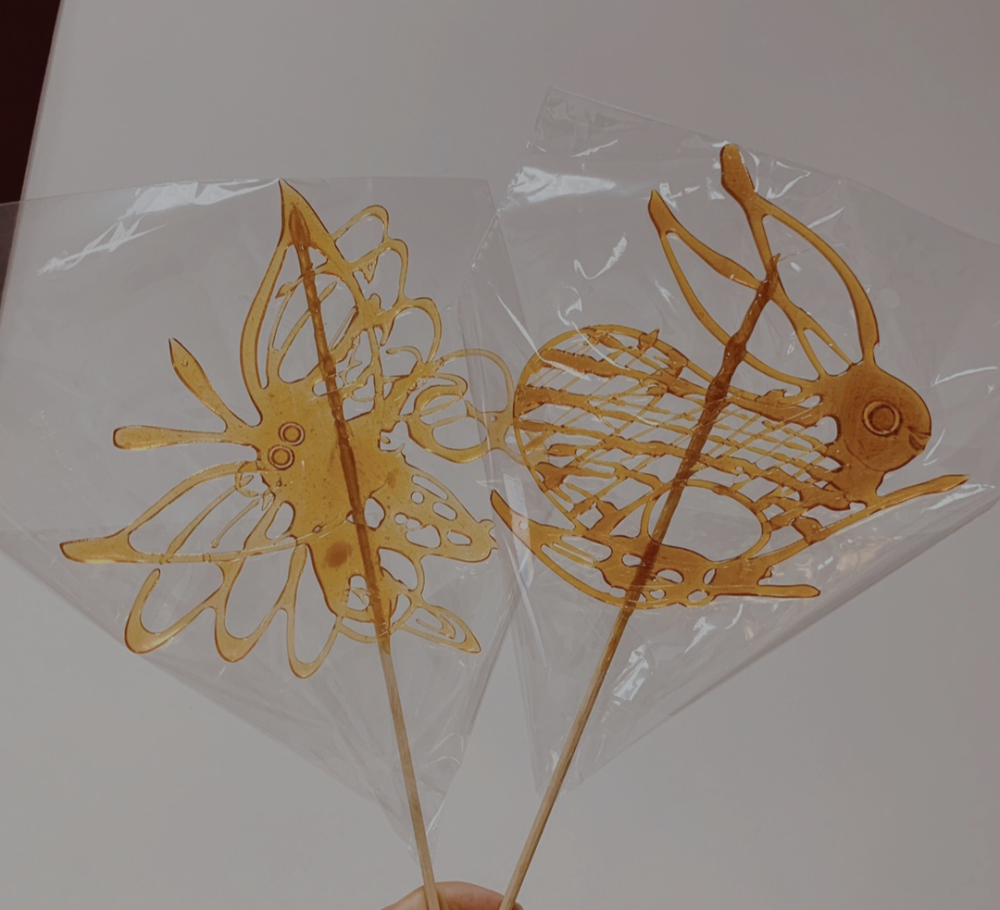 蝴蝶,兔子,飞龙,孙悟空熬热的糖浆勾勒各种形状小朋友里三层外三层